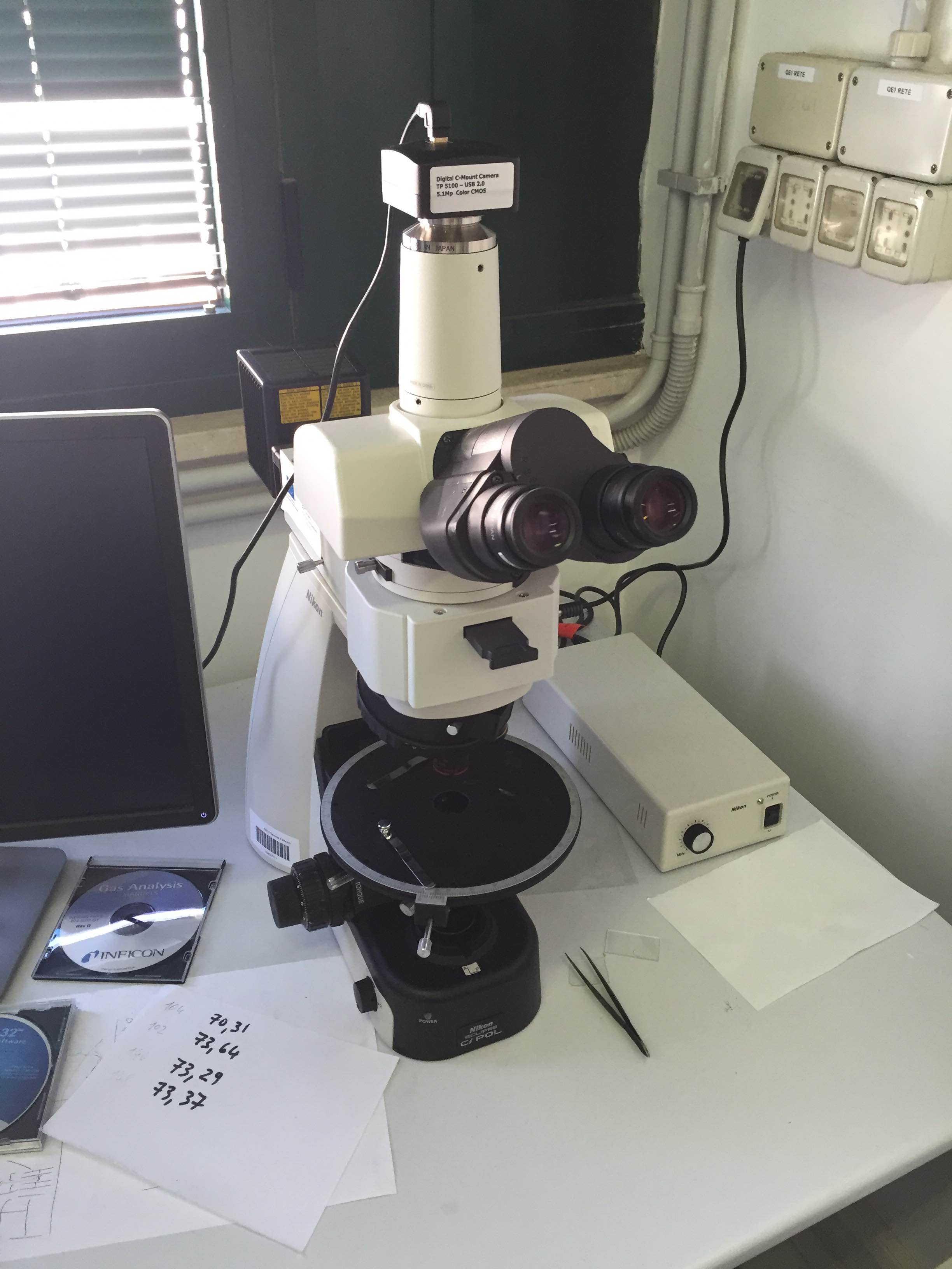 Fig. 27 Microscopio petrografico