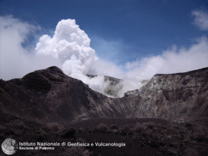 Turrialba-degassing - Photo: Francesco Sortino