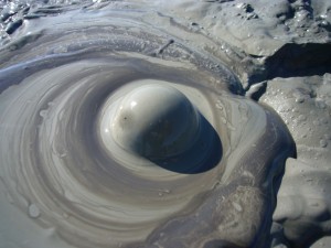 Bolla di gas in vulcanetto di fango alle maccalube di caltanissetta